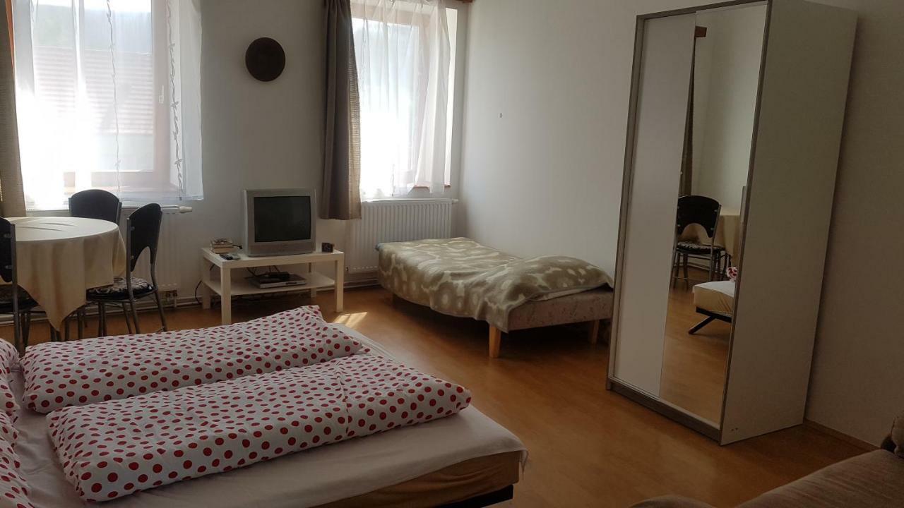 Petra Apartmanok Velem Luaran gambar
